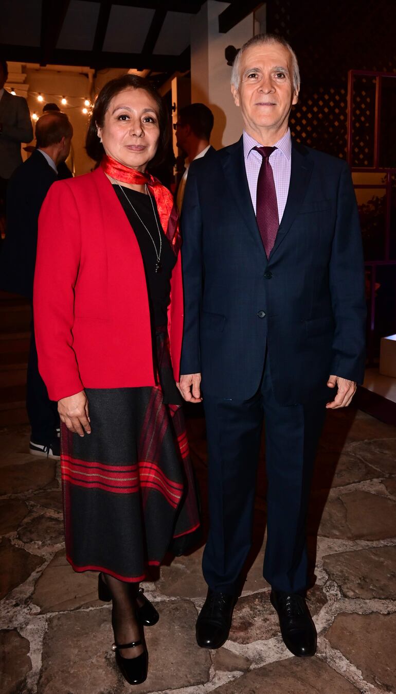 Jacqueline Morán y Juan Manuel Nungaray, embajador de México. 