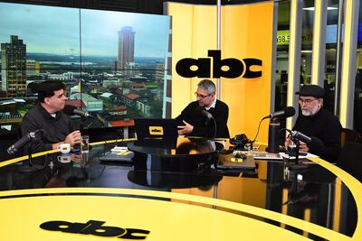 Adrián "Billy" Vaesken en los estudios de ABC Cardinal.