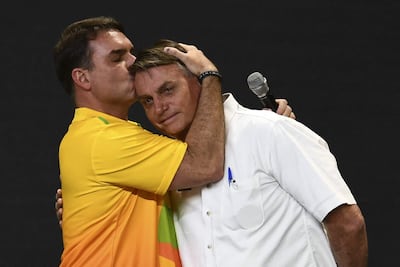 El senador brasileño Flávio Bolsonaro (izq.) besa a su padre, el presidente Jair Bolsonaro, durante un acto del derechista Partido Liberal (PL) —al que se había unido oficialmente en noviembre anterior con miras a participar en las elecciones presidenciales de octubre de 2022.