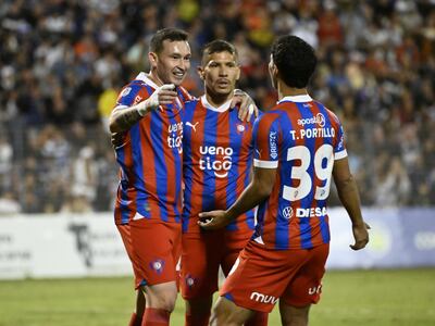 Fernando Fernández (i), jugador de Cerro Porteño, celebra un gol en el partido frente al 2 de Mayo por el torneo Apertura 2024 del fútbol paraguayo en el estadio Río Parapití, en Pedro Juan Caballero, Paraguay.