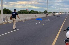 Un motociclista chocó contra una columna en el corredor vial Botánico y perdió la vida.