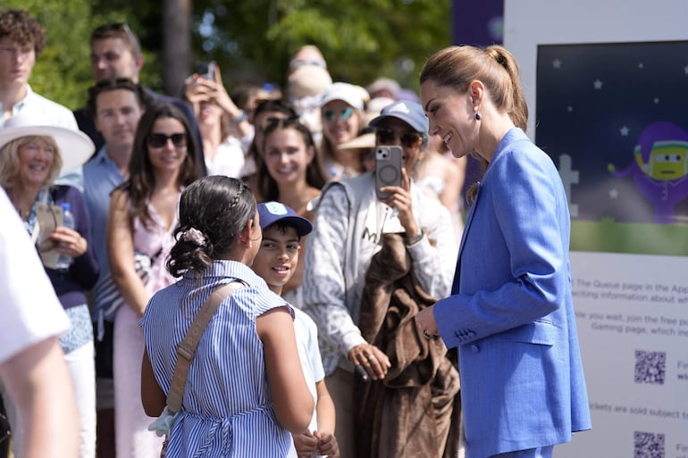 Kate Middleton comparte con unos niños durante la cuarta jornada del Campeonato de Wimbledon 2026. (Andrew Matthews / POOL / AFP)