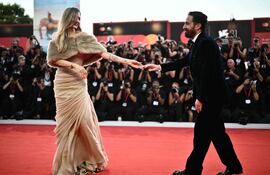 Angelina Jolie y Pablo Larrain en el estreno de "María" en cuyo final, la actriz se llevó un aplauso de la audiencia que duró ocho minutos.