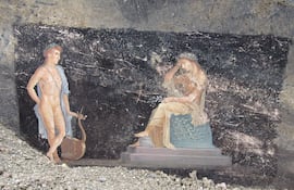 POMPEYA. Las excavaciones que se están realizando en el área arqueológica de Pompeya (sur de Italia), la ciudad destruida por la erupción del Vesubio en el año 79, permitieron el descubrimiento de un imponente salón de banquetes, de elegantes paredes negras y decorado con frescos con temas mitológicos inspirados en la guerra de Troya. EFE/Ministerio de la Cultura De Italia/Parque Arqueológico de Pompeya.