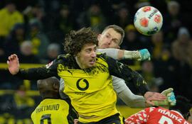 El portero alemán del Maguncia #33 Daniel Batz despeja el balón con los puños junto al delantero portugués del Dortmund #21 Fabio Silva durante el partido de fútbol de la primera división alemana Bundesliga entre el Borussia Dortmund y el Mainz 05 en Dortmund, oeste de Alemania, el 13 de febrero de 2026. (Foto de Sascha Schuermann / AFP)