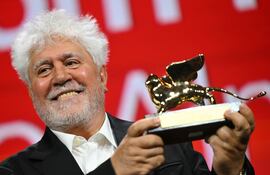 Pedro Almodóvar posa con el León de Oro a la Mejor Película por "The Room Next Door", en el Festival de Venecia.
