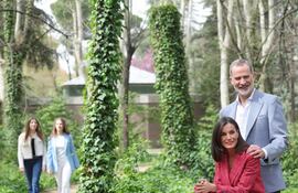 Los reyes de España, Letizia y Felipe, posan en el jardín real, donde también se observa a la princesa Leonor y la infanta Sofía.