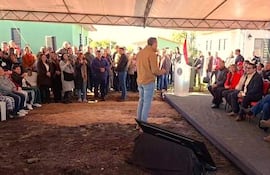 Momento en que el presidente de la República, Santiago Peña, expresó públicamente su respaldo al intendente de Caapucú, Gustavo Penayo Arce (ANR-HC), durante el acto de entrega de viviendas sociales en el distrito.