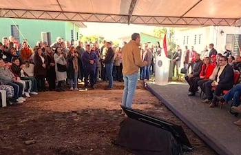 Momento en que el presidente de la República, Santiago Peña, expresó públicamente su respaldo al intendente de Caapucú, Gustavo Penayo Arce (ANR-HC), durante el acto de entrega de viviendas sociales en el distrito.