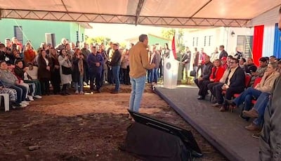 Momento en que el presidente de la República, Santiago Peña, expresó públicamente su respaldo al intendente de Caapucú, Gustavo Penayo Arce (ANR-HC), durante el acto de entrega de viviendas sociales en el distrito.