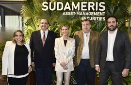 Andrea Ramírez, Alfredo Palacios, presidente de Sudameris, Karen Oleñik, Jerónimo Nasser y Dario Brugiati.