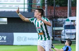 El extremo Anderson Ramón Leguizamón Aquino (20 años), sale a festejar luego de anotar el tanto que le dio la victoria a Rubio Ñu sobre Deportivo Santaní. (Foto: @IntermediaAPF)