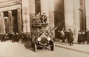 Soldados sublevados con la bandera roja cruzan la Puerta de Brandeburgo en Berlín el 9 de noviembre de 1918.