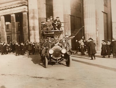 Soldados sublevados con la bandera roja cruzan la Puerta de Brandeburgo en Berlín el 9 de noviembre de 1918.