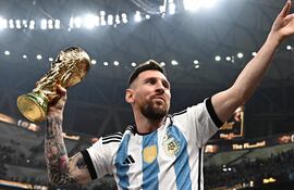 Lionel Messi donó a la fundación de Selena Gómez una camiseta autografiada de la Selección Argentina que será subastada para fortalecer los servicios de salud mental de los jóvenes.