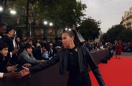 La paraguaya, Claudia Martínez llegando a la gala del Balón de Oro, en el teatro Châtelet, en París.