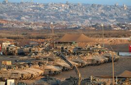 Tanques israelíes en los límites con Gaza.