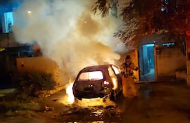 Incendian vehículo frente a vivienda en el barrio Santa Librada en presunto ataque por celos.