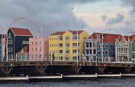 Los colores de Willemstad le dan un sello característico a la capital de Curazao, coronada también por la originalidad de su puente Reina Emma.