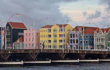 Los colores de Willemstad le dan un sello característico a la capital de Curazao, coronada también por la originalidad de su puente Reina Emma.