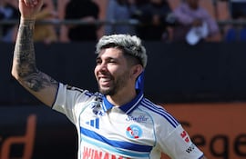 Julio César Enciso Espínola festeja luego del partido la gran remontada del Racing de Estrasburgo, que registró dos goles en tiempo adicional para terminar venciendo de visitante a Lorient por 3-2.