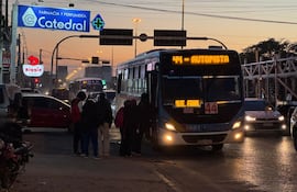 Pasajeros del transporte público afirman que siguen esperando mucho tiempo para abordar un ómnibus.