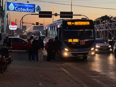 Pasajeros del transporte público afirman que siguen esperando mucho tiempo para abordar un ómnibus.