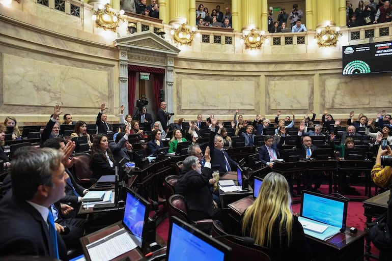 Fotografía cedida este jueves por el Congreso de la Nación Argentina durante una sesión donde se debate un proyecto de ley impulsado por el Gobierno del ultraliberal Javier Milei que introduce cambios en los procesos de desalojo, expropiaciones y uso de tierras quemadas, entre otros asuntos sensibles que, hasta este miércoles, incluían también un polémico capítulo sobre venta de tierras a extranjeros que finalmente fue retirado.