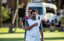 El argentino Pablo "Vitamina" Sánchez (53 años), dirigiendo la sesión de entrenamiento del plantel principal de Olimpia.