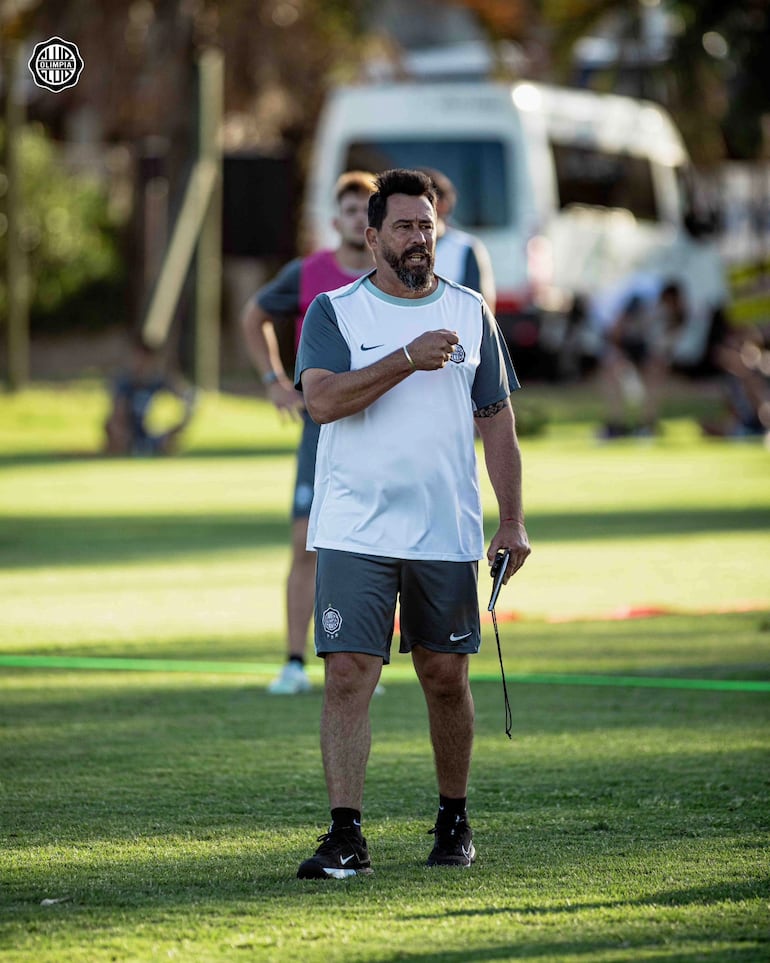 El argentino Pablo "Vitamina" Sánchez (53 años), dirigiendo la sesión de entrenamiento del plantel principal de Olimpia.