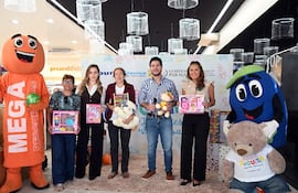 Organizadores de la campaña “Más juguetes, más sonrisas”.