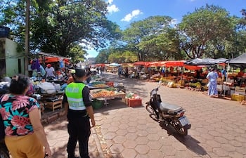 Feria de productos hortigranjeros en el costado de la Plaza Capitán Pedro Juan Caballero.