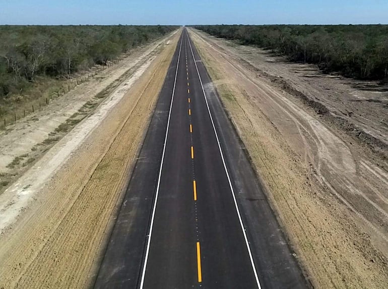 Amplia carretera asfaltada en el Chaco paraguayo.