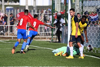Allan Wlk celebra con Diego Gómez tras anotar el gol de la Albirroja.