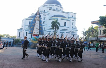 La ceremonia de recordación incluyó una destacada demostración del Pelotón de Orden Cerrado de la Marina, que aportó solemnidad y disciplina al acto.
