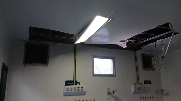 Techo de área de Neonatología parcialmente desmantelado, con estructuras expuestas y ventana que permite entrada de luz.