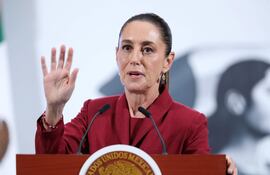 La presidenta de México, Claudia Sheinbaum, participa durante una rueda de prensa matutina este miércoles, en Palacio Nacional de la Ciudad de México (México). Sheinbaum pidió a su homólogo estadounidense, Donald Trump, reciprocidad para frenar el tráfico de armas desde ese país, al denunciar que muchas armas utilizadas en el crimen organizado proceden del vecino del norte.