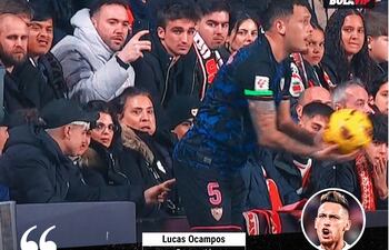 Momento en que un aficionado le toca la nalga al futbolista Lucas Ocampos. (Foto gentileza @bolavipcom)