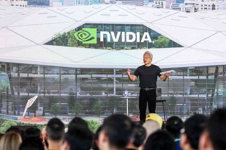El director ejecutivo de Nvidia, Jensen Huang, habla en la convención de toda la compañía en las parcelas T17 y T18 del Shilin-Beitou Technology Park en Taipéi, el 27 de mayo de 2026.