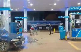 La pelea en la estación de servicios fue filmada por otros trabajadores del lugar.