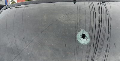 Al menos cinco móviles de periodistas fueron afectados durante el enfrentamiento.