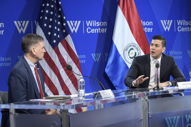 El presidente Santiago Peña (d), habla junto al presidente y director ejecutivo del Centro Wilson, Mark Green (i), durante una charla ayer, en la sede del Centro Wilson en Washington (EE.UU.). EFE/ Lenin Nolly