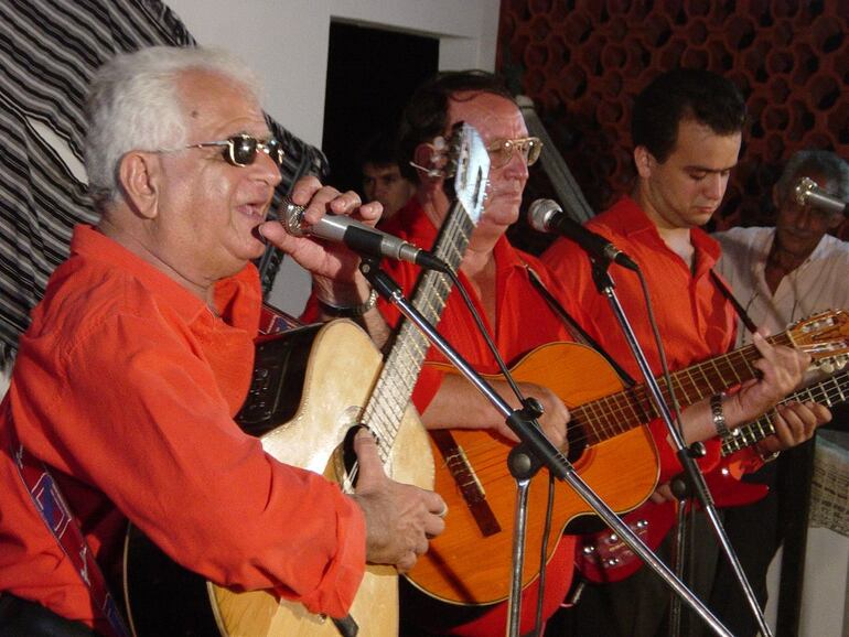 Quemil Yambay en una de sus tantas presentaciones con Los Alfonsinos.