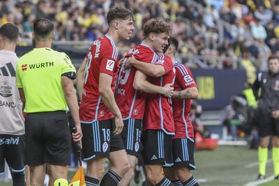 El centrocampista sueco del RC Celta Williot Swedberg (c) celebra con sus compañeros el segundo gol de su equipo durante el partido de LaLiga entre el Cádiz y el Celta, este domingo en el estadio Nuevo Mirandilla de Cádiz.