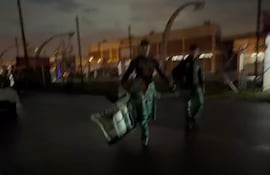 Diego Domínguez Bejarano llega al puesto del equipo en el Parque de Servicios con el para golpe en la mano.