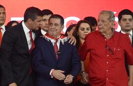 Santiago Peña, Presidente de la República, Horacio Cartes, titular de la ANR, y Juan Carlos Galaverna, dirigente colorado en la convención colorada.