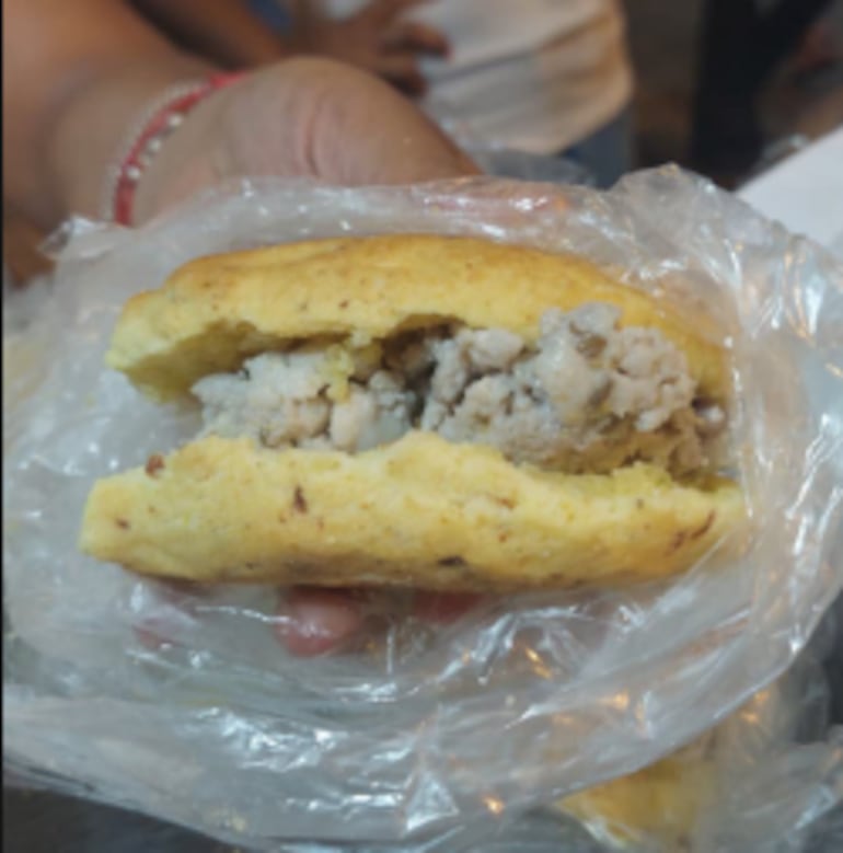 Hamburguesa caacupeña: chipa con butifarra.