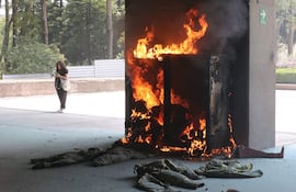 Fotografía que muestra un incendio en las oficinas de la Secretaría de Educación Pública durante una manifestación en Ciudad de México (México)