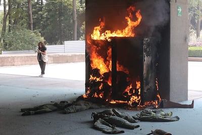 Fotografía que muestra un incendio en las oficinas de la Secretaría de Educación Pública durante una manifestación en Ciudad de México (México)