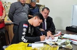 Devolución de G. 53 millones a suboficial de policía robados por su oficial a cargo.